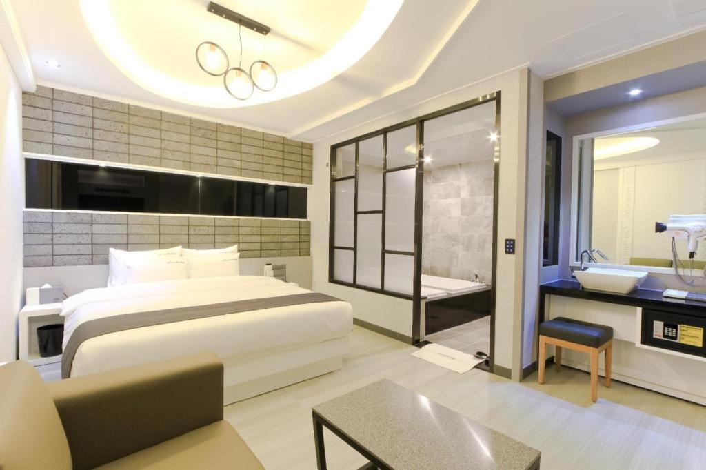 City Hotel G&G Busan Bagian luar foto